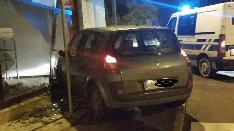 Nesreča, avto v pekarno