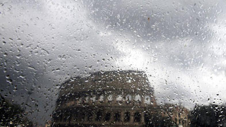 Italijo je prizadelo močno neurje. Čutili so ga tudi prebivalci Rima.