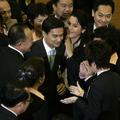Abhisit Vejjajiva se je rodil v Veliki Britaniji, šolal pa se je na Etonu in v O