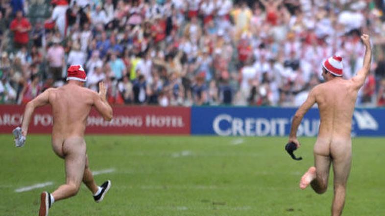 Zaradi hudega mraza sta na sebi obdržala vsaj kapi.