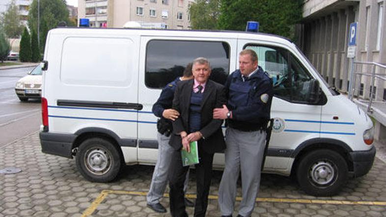 Romana Velikonjo so na kranjsko sodišče pripeljali iz pripora, kjer je že skoraj