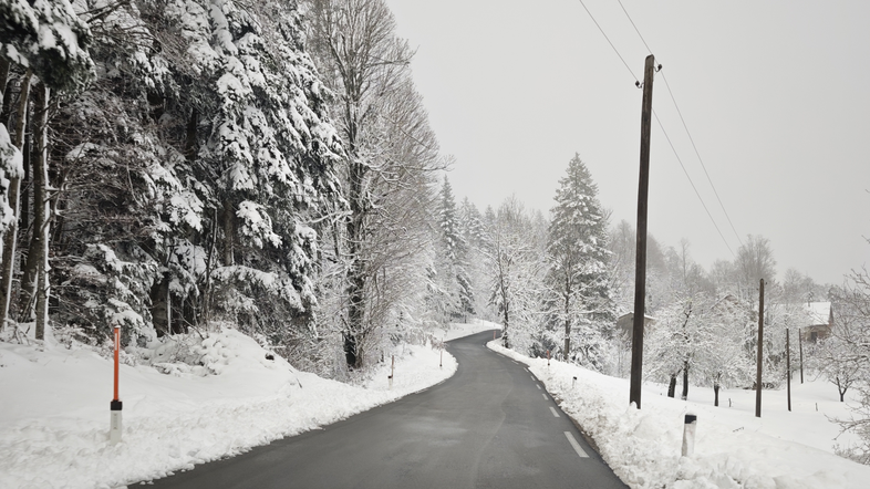 Sneg, zasnežena cesta, cesta, zima, vreme