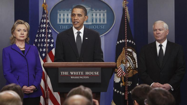 Barack Obama v družbi zunanje ministrice Hillary Clinton in obrambnega ministra 