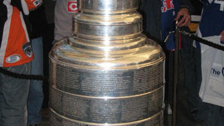 Trofeja za zmagovalce hokejske lige NHL - Stanleyev pokal je skoraj meter visoka