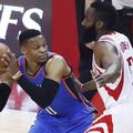 Russell Westbrook (levo) in James Harden.