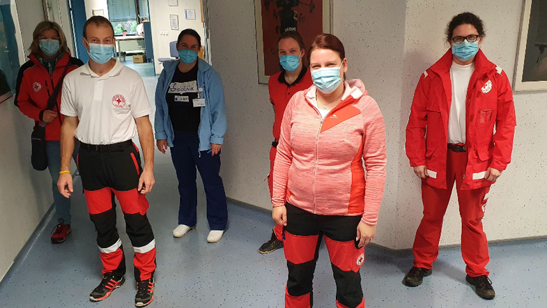prostovoljci Rdečega križa na kliniki Golnik