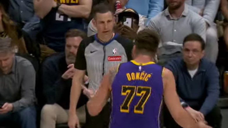 Luka Dončić se pritožuje pri sodniku