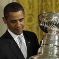 V četrtek je Obama v Beli hiši sprejel Penguins in si ogledal Stanleyjev pokal.