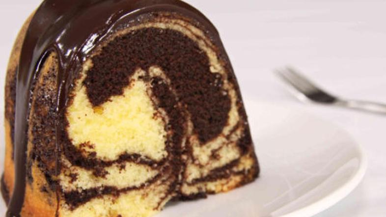 Marmorni kolač ponudite ob skodelici čaja ali kakava.