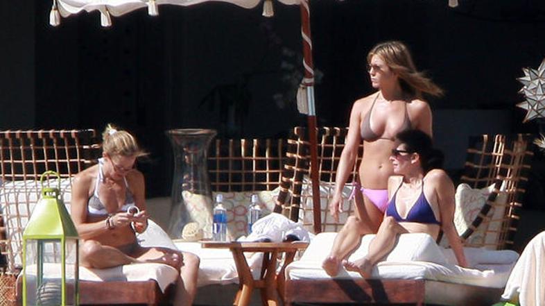 Skupina prijateljev se je predajala soncu in zabavi, Jen pa je v bikinkah pokaza