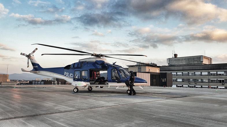Policijski helikopter na ploščadi UKC Ljubljana.