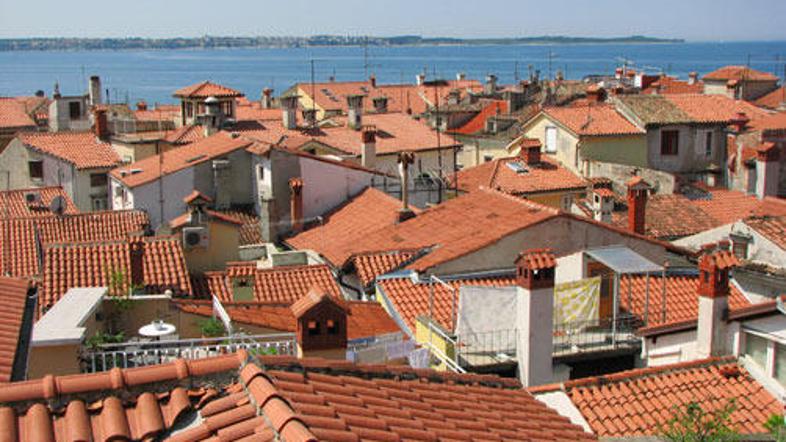 Z najvišje točke v Piranu se s pogledom lahko kot mačke sprehodite po terasah.