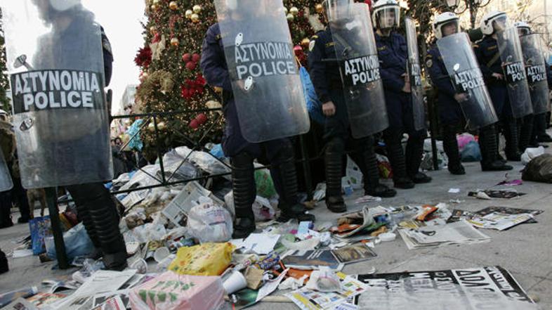 Protestniki so se že pred tem znesli tudi nad božičnim drevesom, ki so ga obmeta