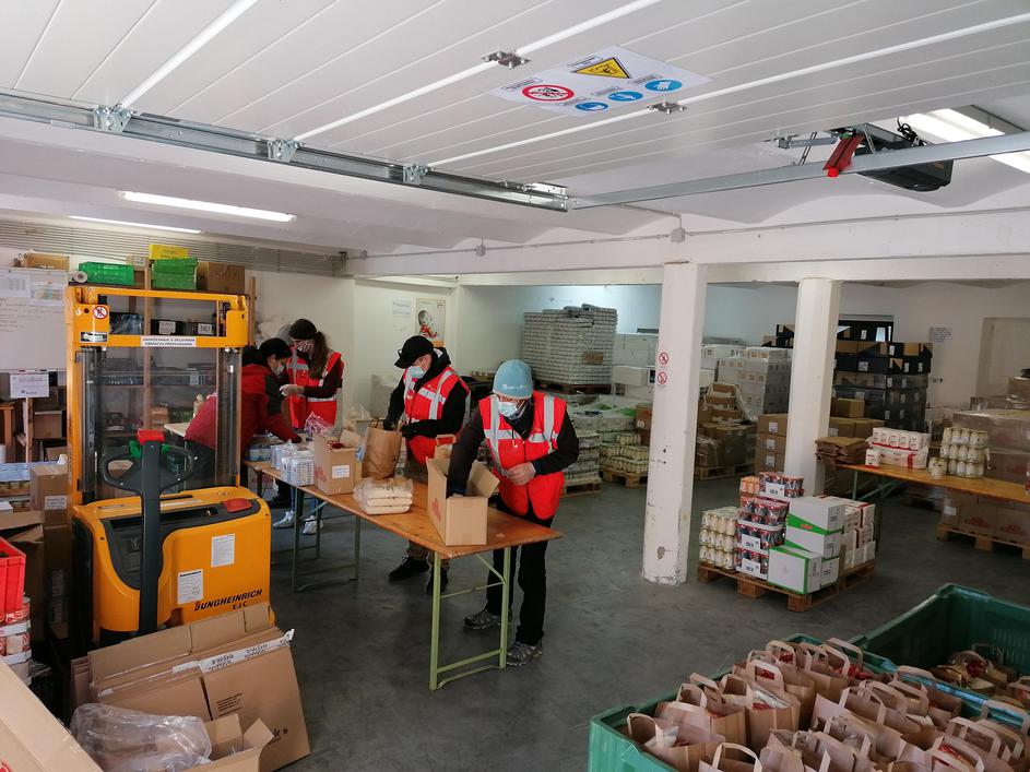 Slovenska Karitas pomoč razdeljevanje hrane paketi hrana humanitarna pomoč