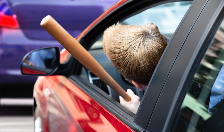 Trčil v avto pred seboj, nato pa v roke vzel še leseni kij