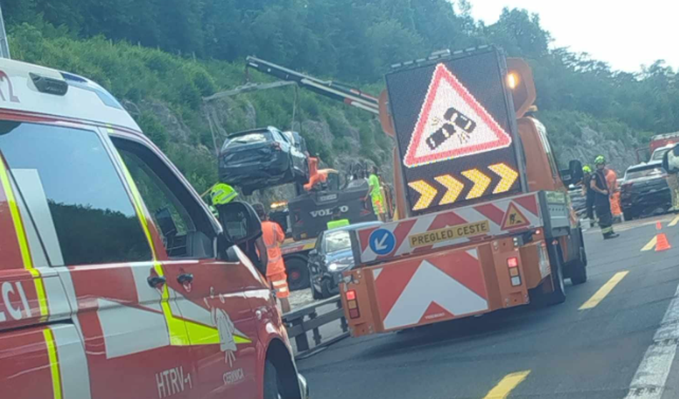 Hudo je počilo, zaprli so glavno cesto