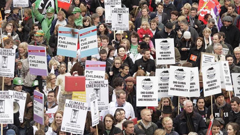 Protestniki opozarjajo na zaščito delovnih mest, podnebne spremembe in strožji n