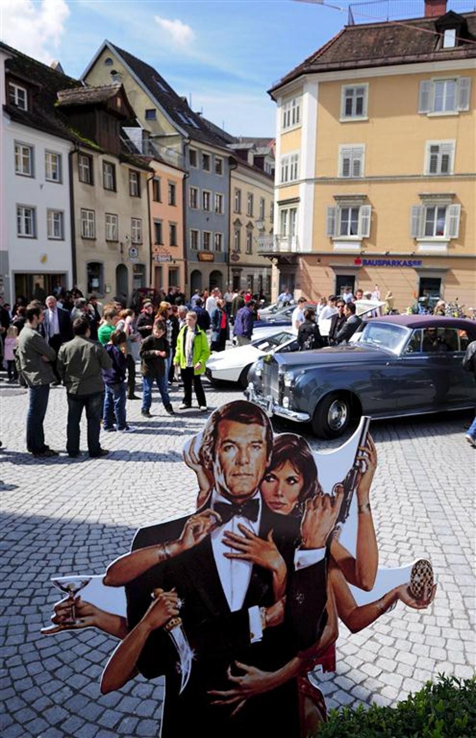 Roger Moore Feldkirch Avstrija snemanje James Bond maketa karton | Avtor: EPA