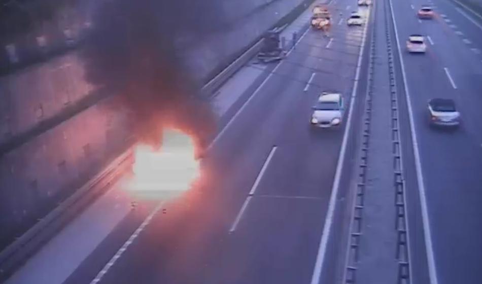 Vozilo na hitri cesti v plamenih, promet obstal v obe smeri