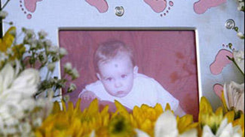 Dveletno Casey je stric posilil in brutalno umoril.