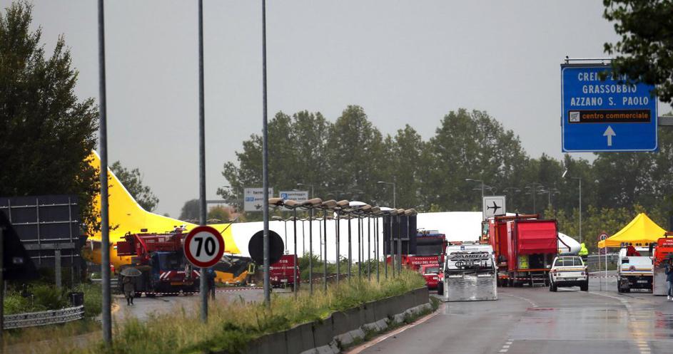 Letalo pristalo na cesti v Bergamu