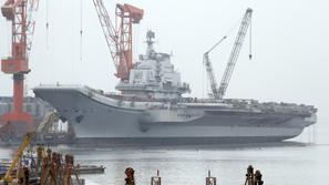 Tristometrsko letalonosilko opremljajo v pristanišču Dalian in velja za eno najs