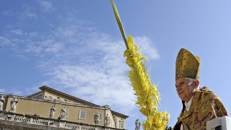 Značilno zunanje znamenje današnjega praznika so vejice oljk ali drugega zelenja