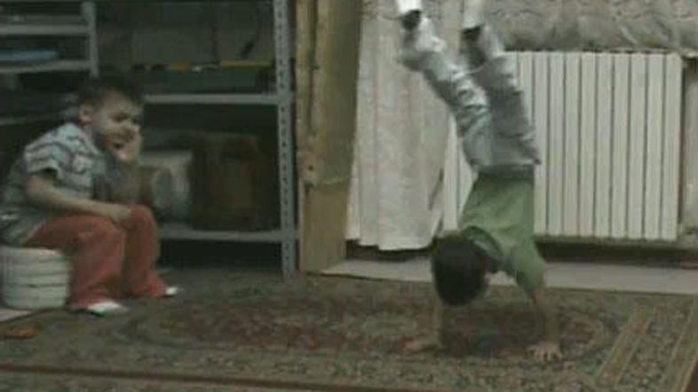 Giuliano svojega mlajšega bratca Claudia opazuje pri hoji po rokah. (Foto: YouTu