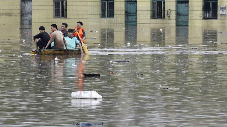 Kitajsko je po nedavni katastrofi zajel še tajfun, ki ponovno povzroča poplave.