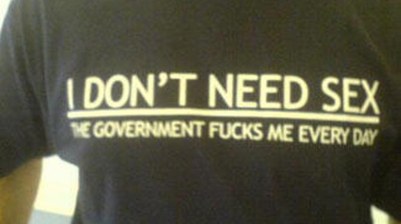 Napis na majici, ki je snemalca Ivana Cvirna stal službe.