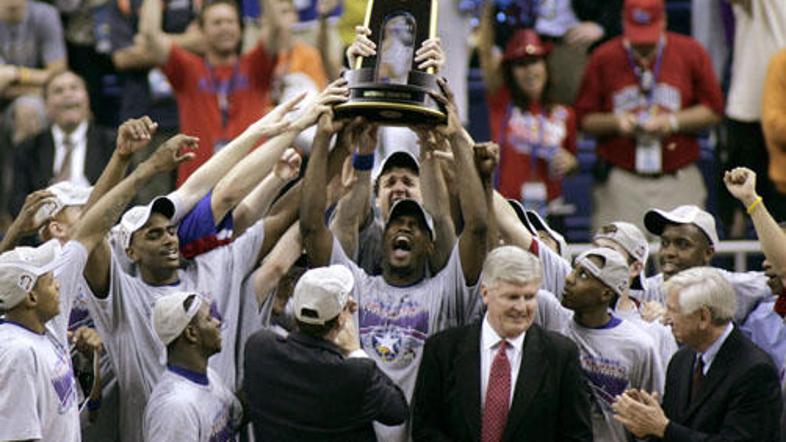 Pokal najboljšega v ligi NCAA po dvajsetih letih spet v rokah Kansasa.