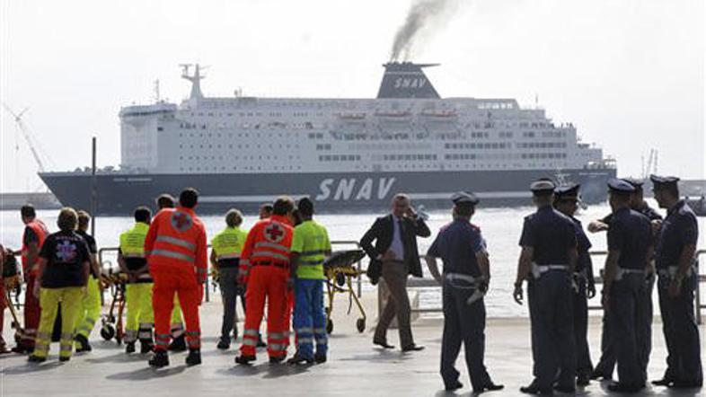 Vsi potniki in člani posadke so na varnem.