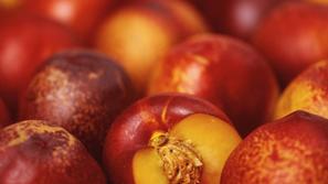Jejte sadje, ki vsebuje veliko vode. (Foto: Shutterstock)