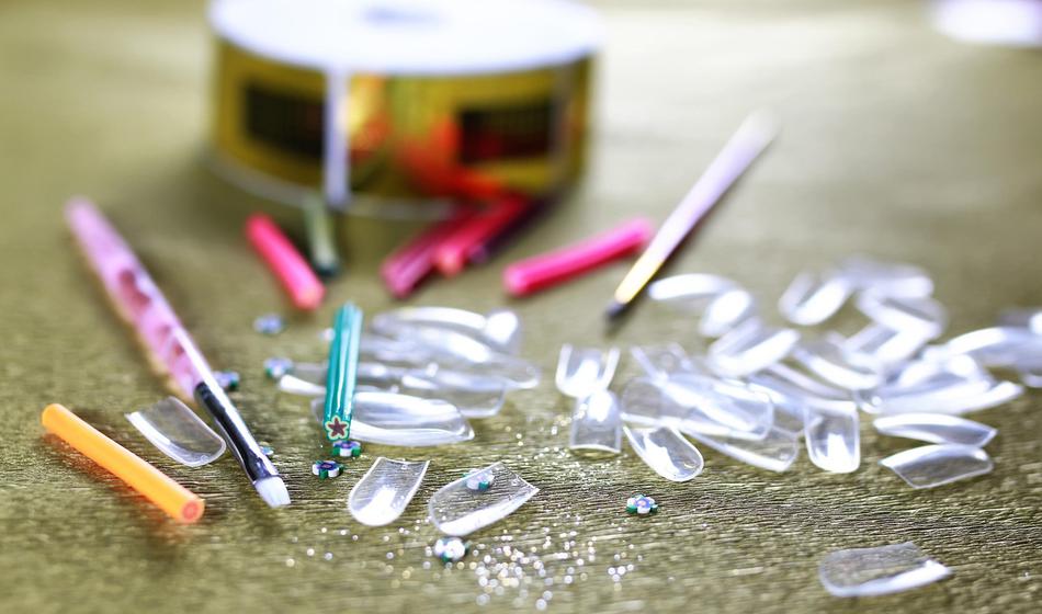 Mati skrušena, dojenček se je zadušil z umetnim nohtom