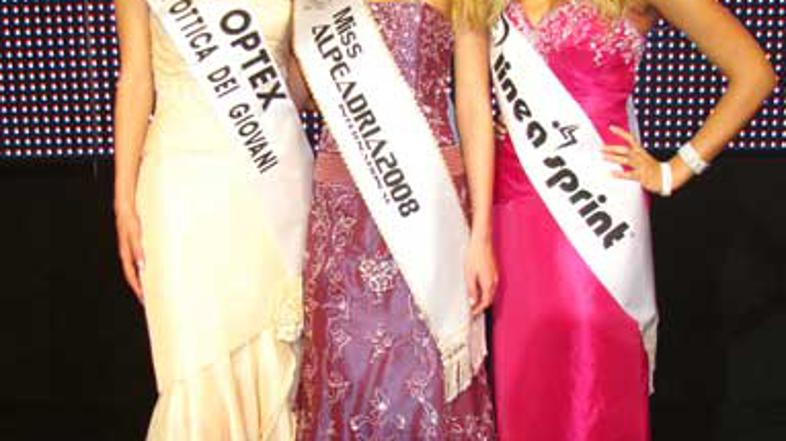 Tara Zupančič (v sredini) je premagala vso konkurenco. Prva spremljevalka je pos