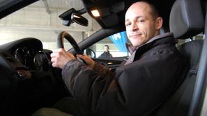 Inštruktor varčne in varne vožnje Tilen Holynski s svojimi nasveti pomaga tekmov