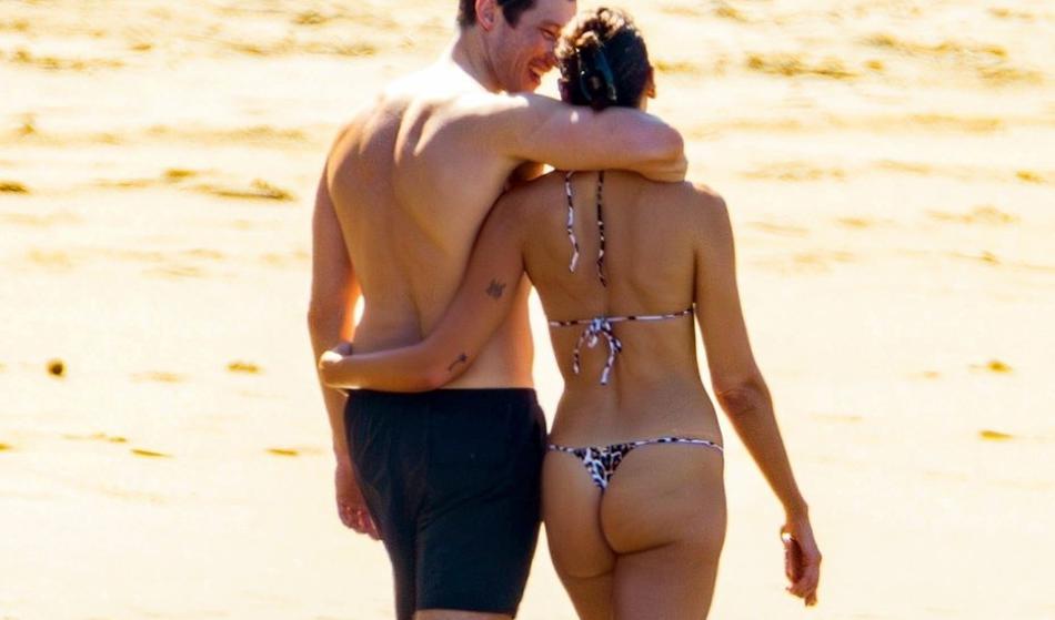 Ni čudno, da se mu tako smeji, ko pa objema najbolj zaželeno žensko na svetu!