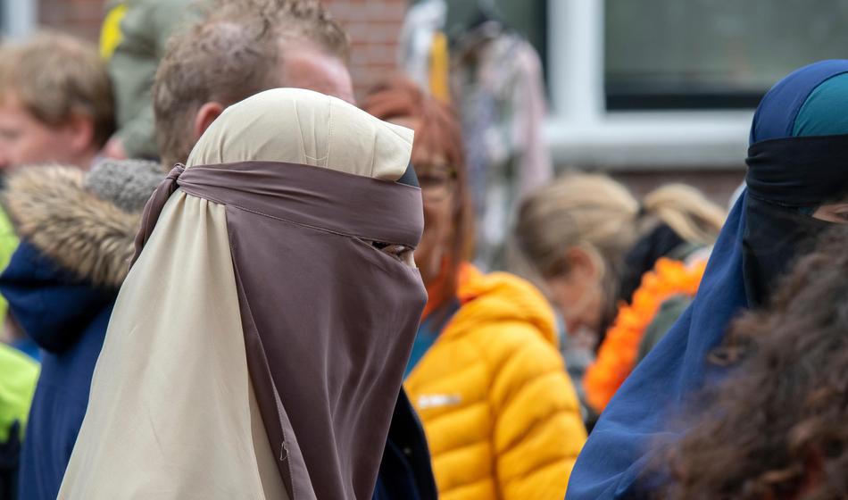 Še ena evropska država načrtuje prepoved burk in nikaba v šolah