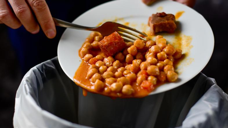 krožnik poln hrane, ki bo pristala v smeteh