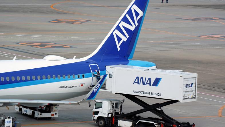 letalo airbus na letališču v Tokiu