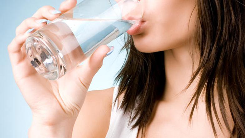 Piti je treba ne glede na občutek žeje, vendar previdno. S čezmernim pitjem vode