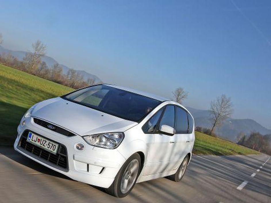 Dve leti po predstavitvi je S-max še vedno eden od najlepše oblikovanih velikih 