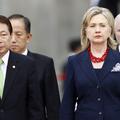 Hillary Clinton in južnokorejski zunanji minister Ju Mjung-hwan (v ospredju). (F