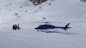 Reševanje smučarja na Kaninu.