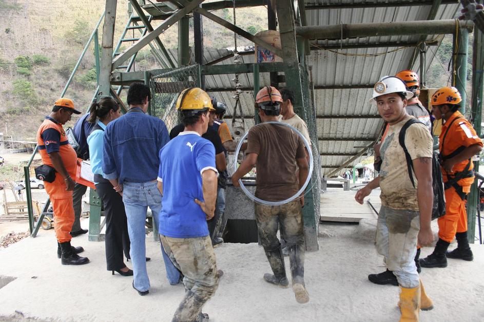 Reševalci v Ekvadorju se pripravljajo na spustitev po jašku, da bi se dokopali d
