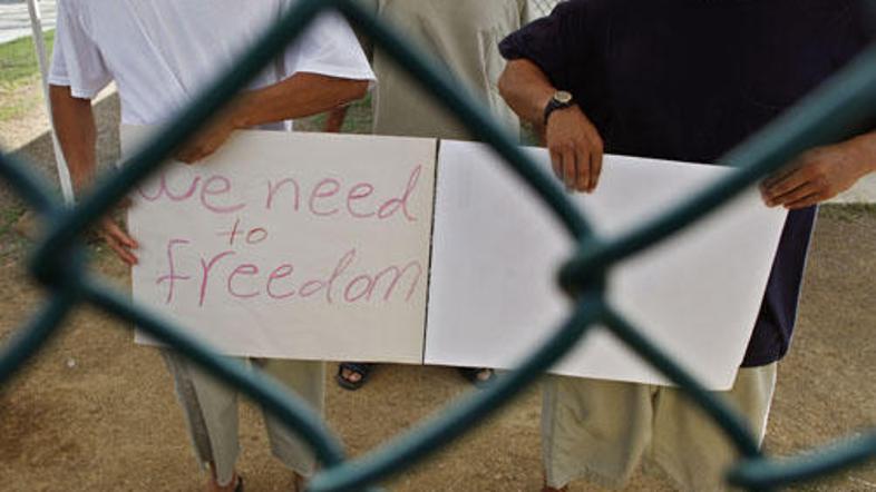 Skupina upokojenih generalov in vojnih veteranov ima za televizijske oglase, s k