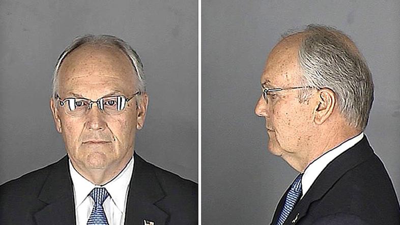 Policijski posnetek republikanskega senatorja Craiga takoj po aretaciji na letal