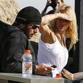 Pamela Anderson zdaj že z nekdanjim možem Rickom Salomonom na Malibuju. Zdaj trd