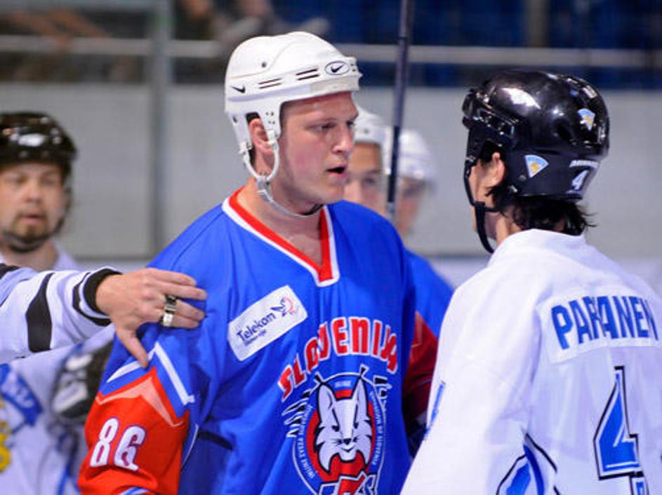 Na srečanju med Slovenijo in Finsko je bilo tudi nekaj vroče krvi.