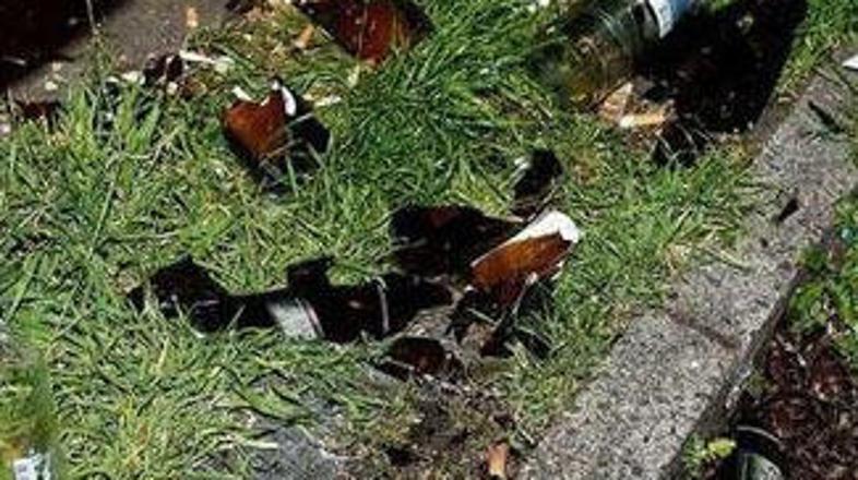 Policija je na postaji našla polno razbitih in praznih steklenic.